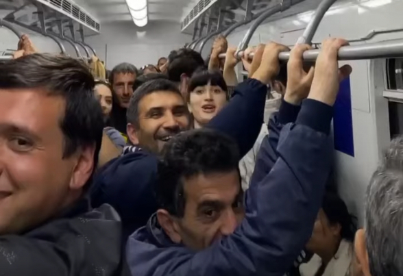 «Առանց Նիկոլ, Հայաստան». Քաղաքացիների ինքնաբուխ ակցիան՝ մետրոյում (տեսանյութ)